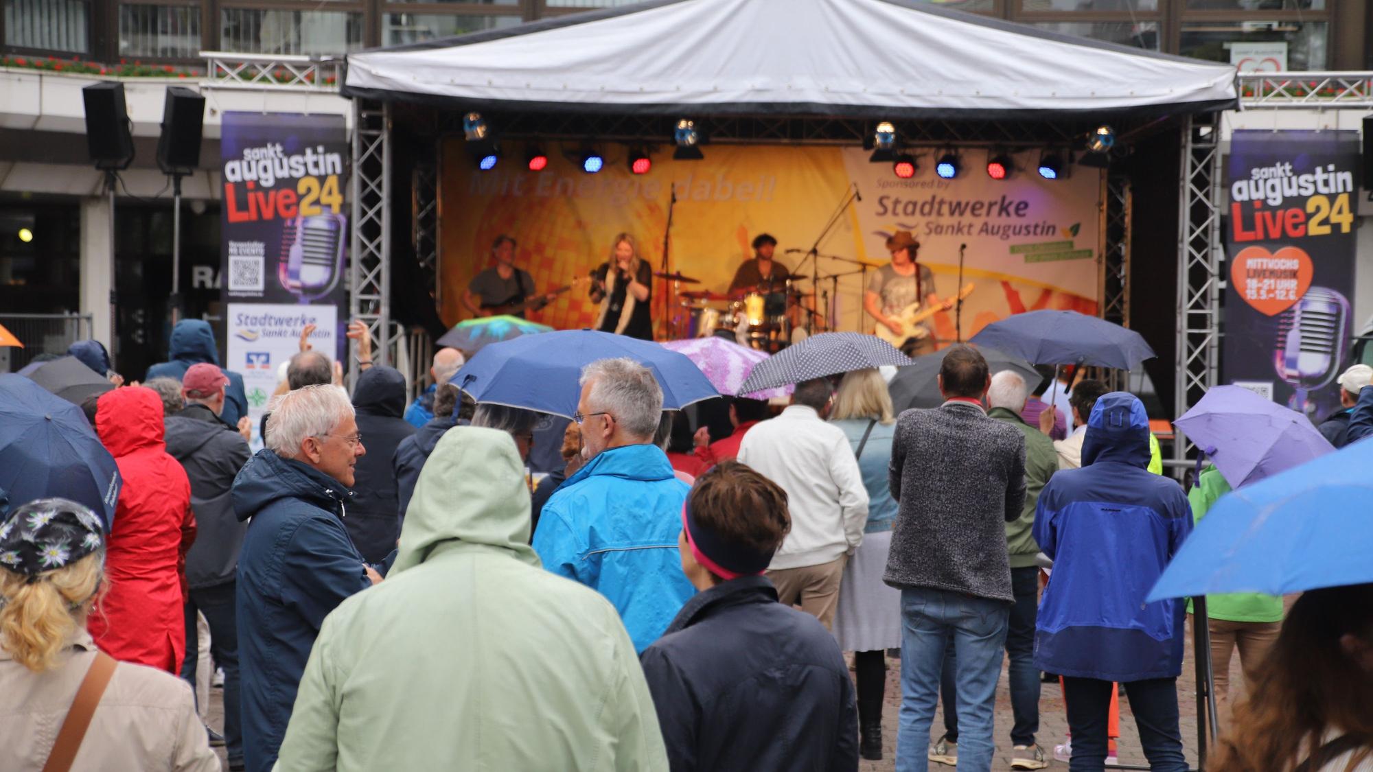 Zum Auftakt der Open-Air-Konzerte auf der Sankt Augustiner Marktplatte spielte "Jack is back".