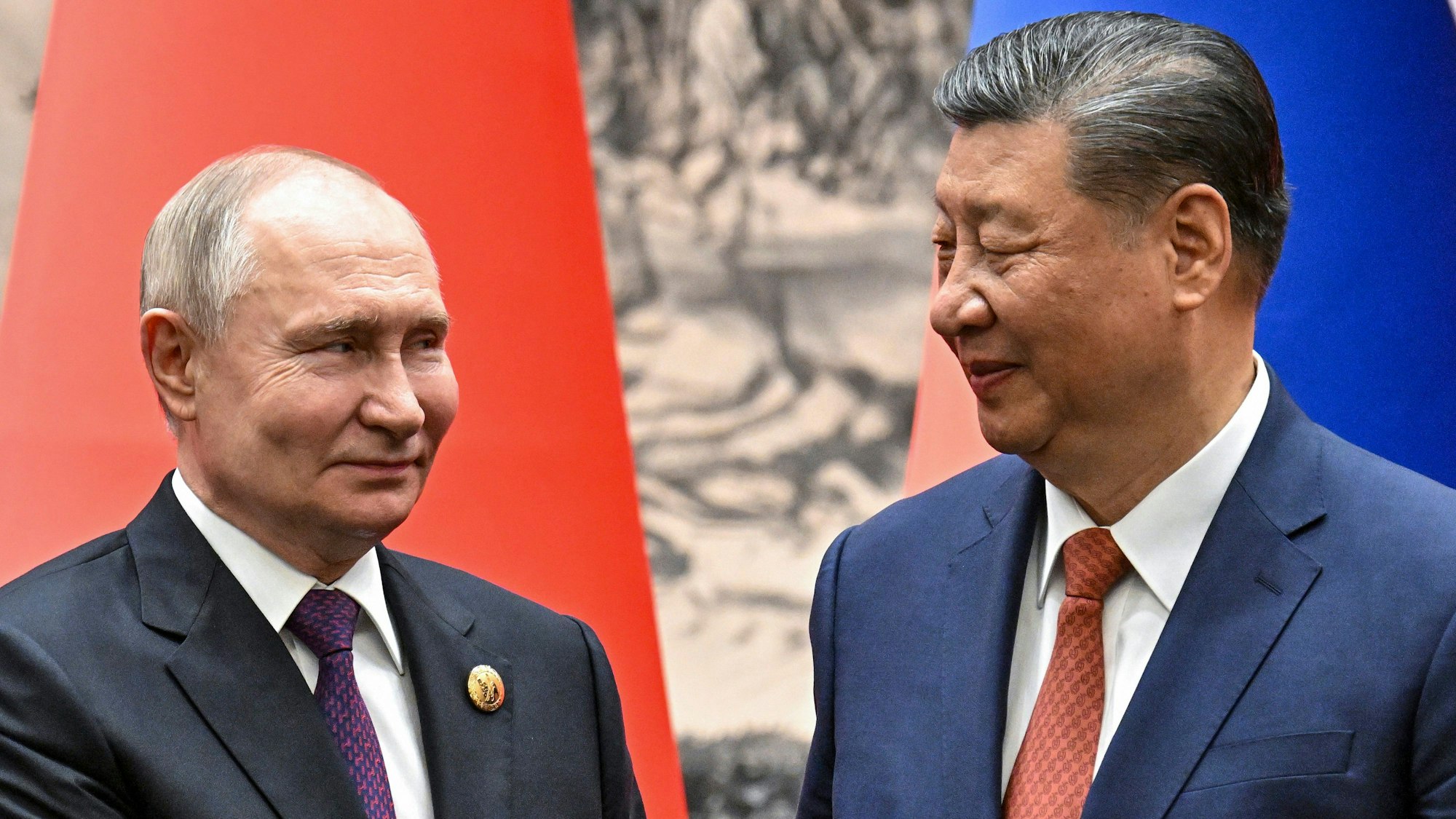 Kremlchef Wladimir Putin zusammen mit Chinas Präsident Xi Jinping. „Der Gast ist des Gastgebers Esel“, kommentierte Russlands Außenminister Sergej Lawrow den Besuch der Kreml-Delegation in Peking.