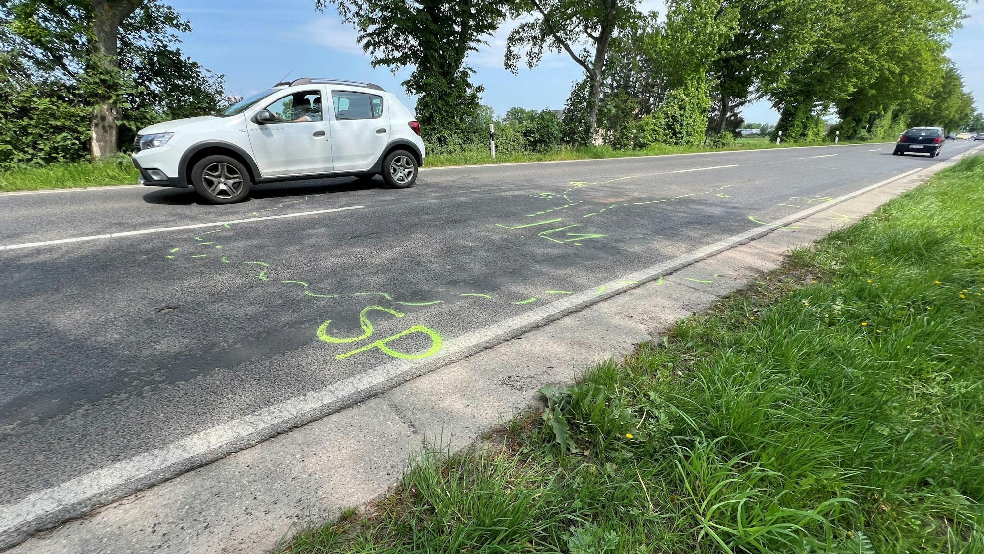 Die Spuren der Unfallaufnahme erinnern an den tragischen Vorfall in der Mainacht.