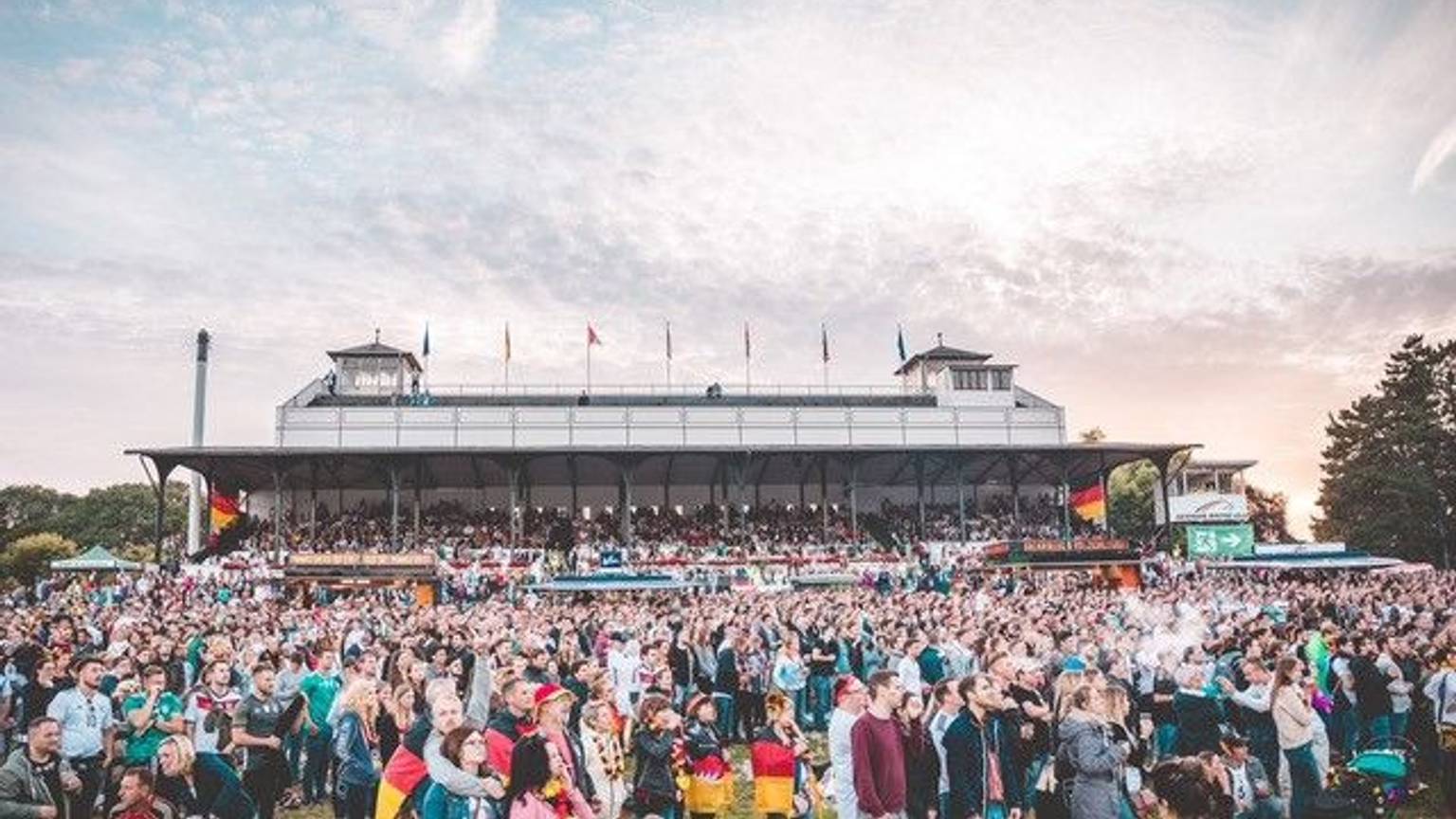 Viel Andrang gab es auch bei der WM 2018 beim Public Viewing auf der Galopprennbahn.