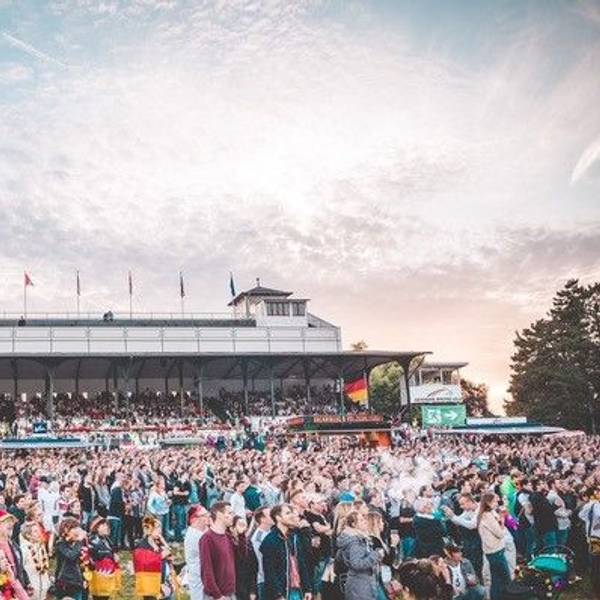 Viel Andrang gab es auch bei der WM 2018 beim Public Viewing auf der Galopprennbahn.