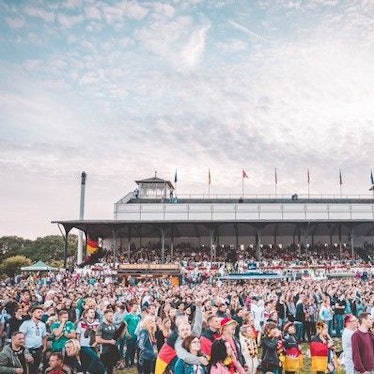 Viel Andrang gab es auch bei der WM 2018 beim Public Viewing auf der Galopprennbahn.