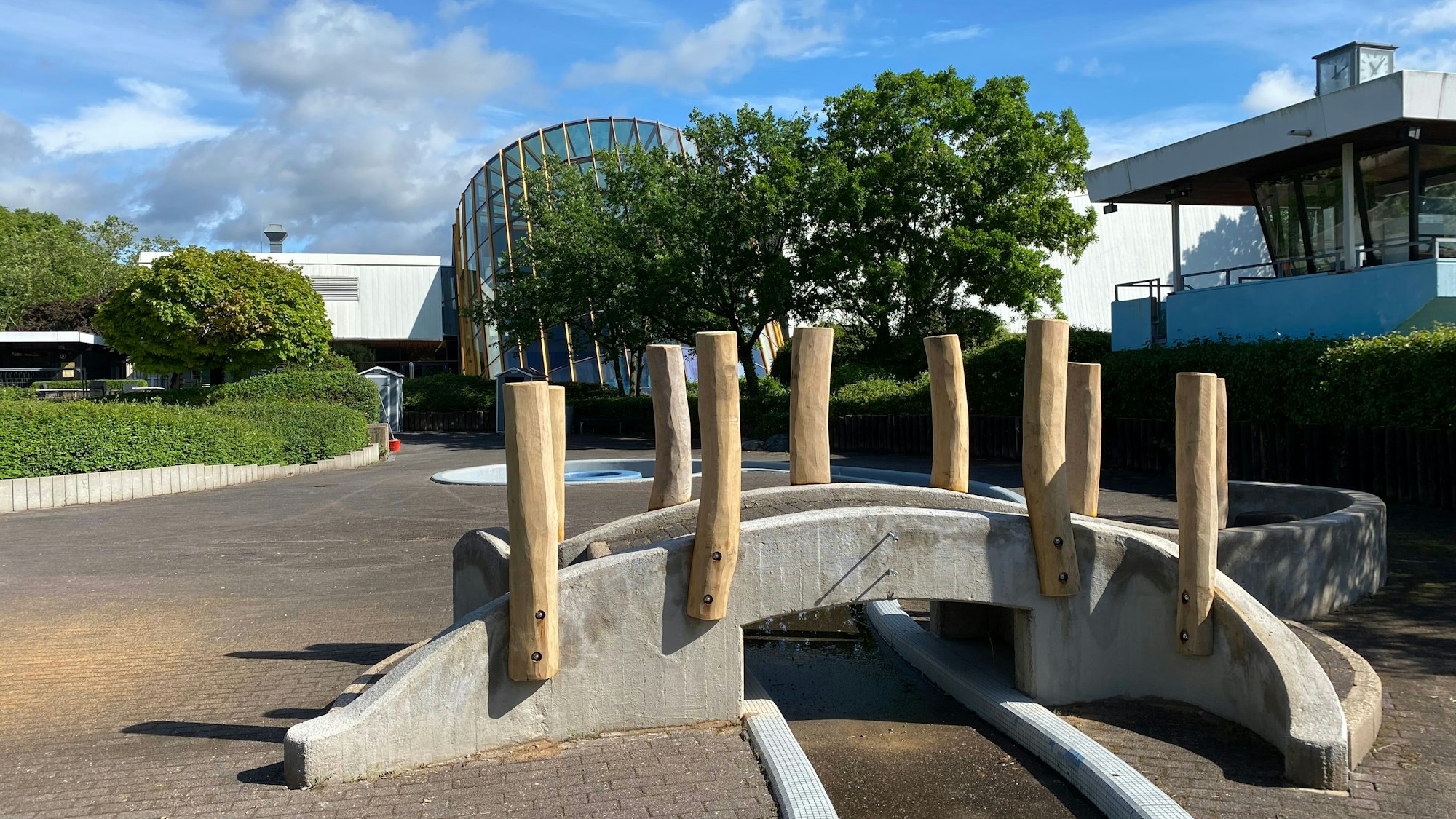 Die neue Brücke im Kinderbecken des Hallenfreizeitbades.