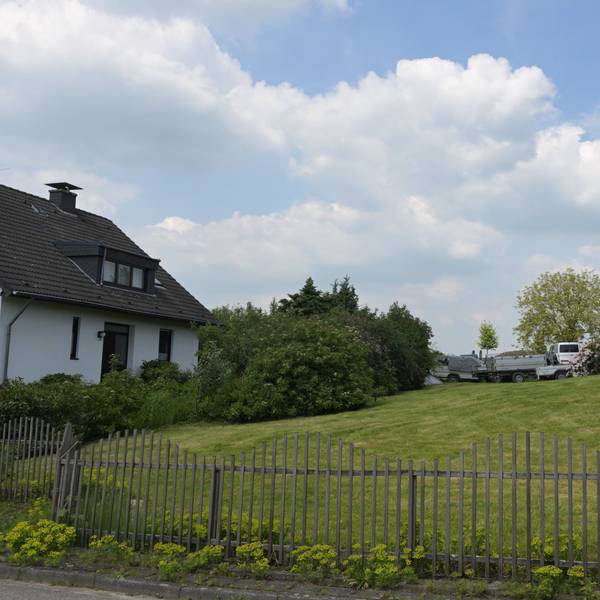 Auf einem Grundstück stehen Arbeitsfahrzeuge.