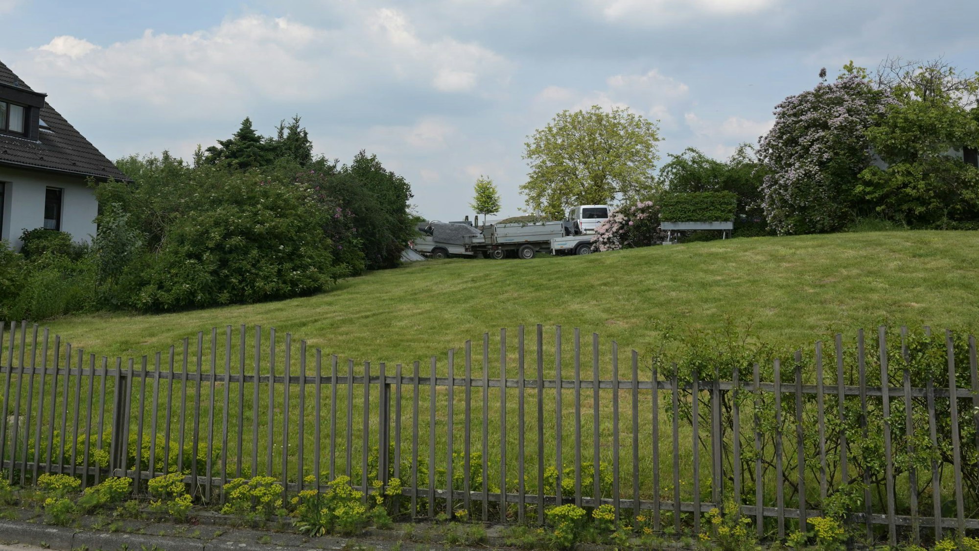 Auf einem Grundstück stehen Arbeitsfahrzeuge.