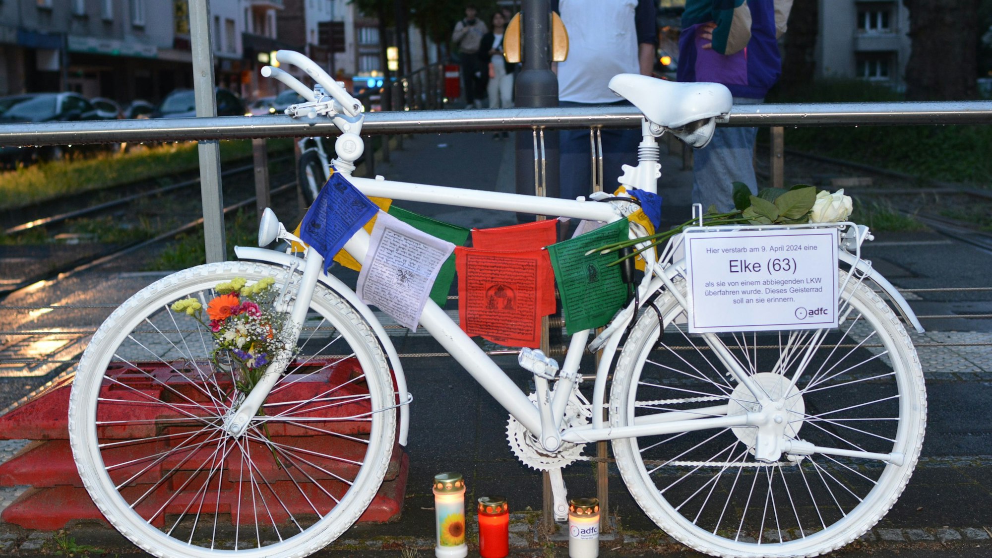Ein Geisterfahrrad erinnert an Elke, die am Sülzgürtel starb