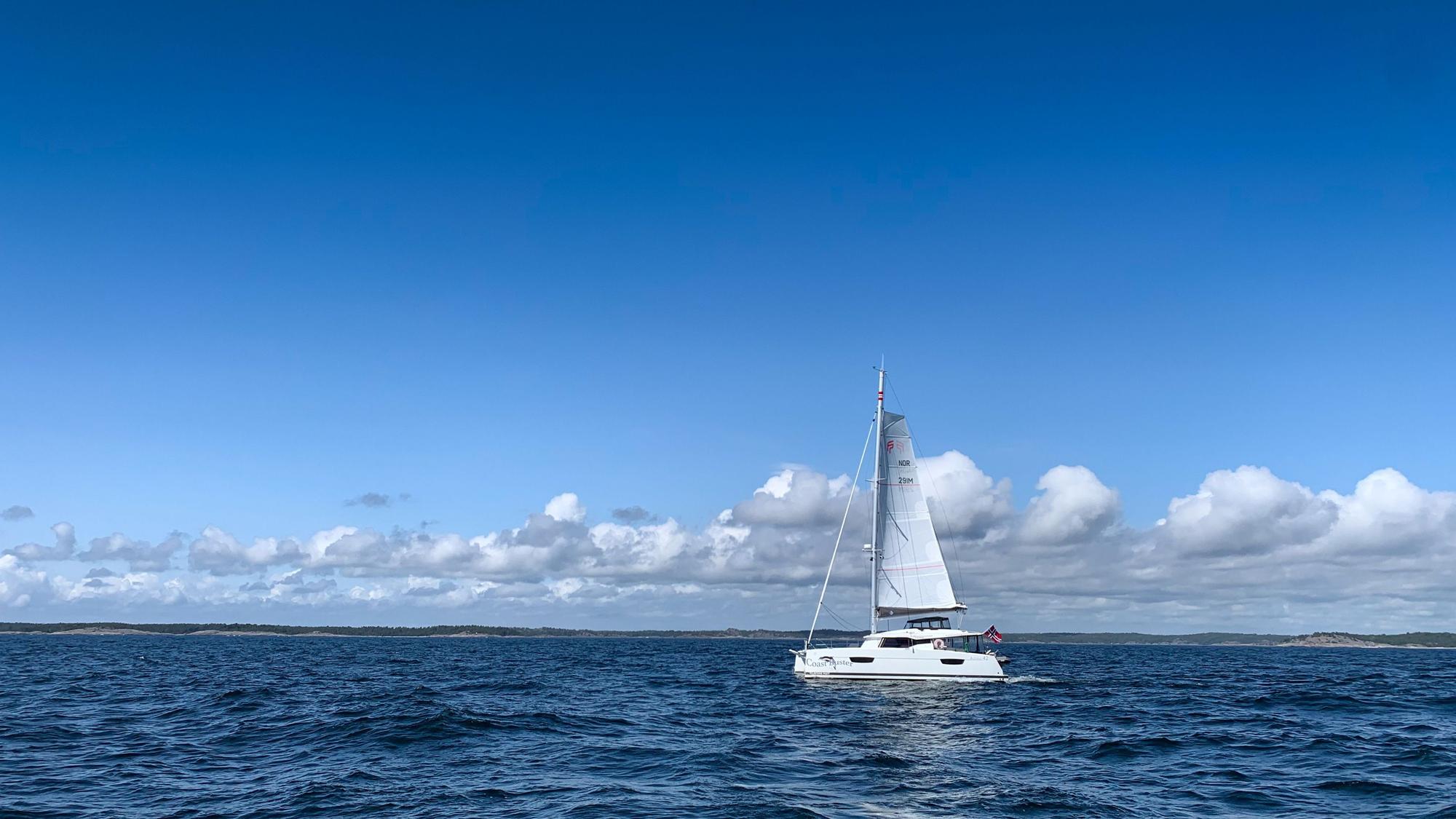 Ein Katamaran fährt über die Ostsee. Zwei Männer, die in einem vergleichbaren Boot saßen, mussten ums Überleben kämpfen, nachdem ihr Katamaran gekentert war.