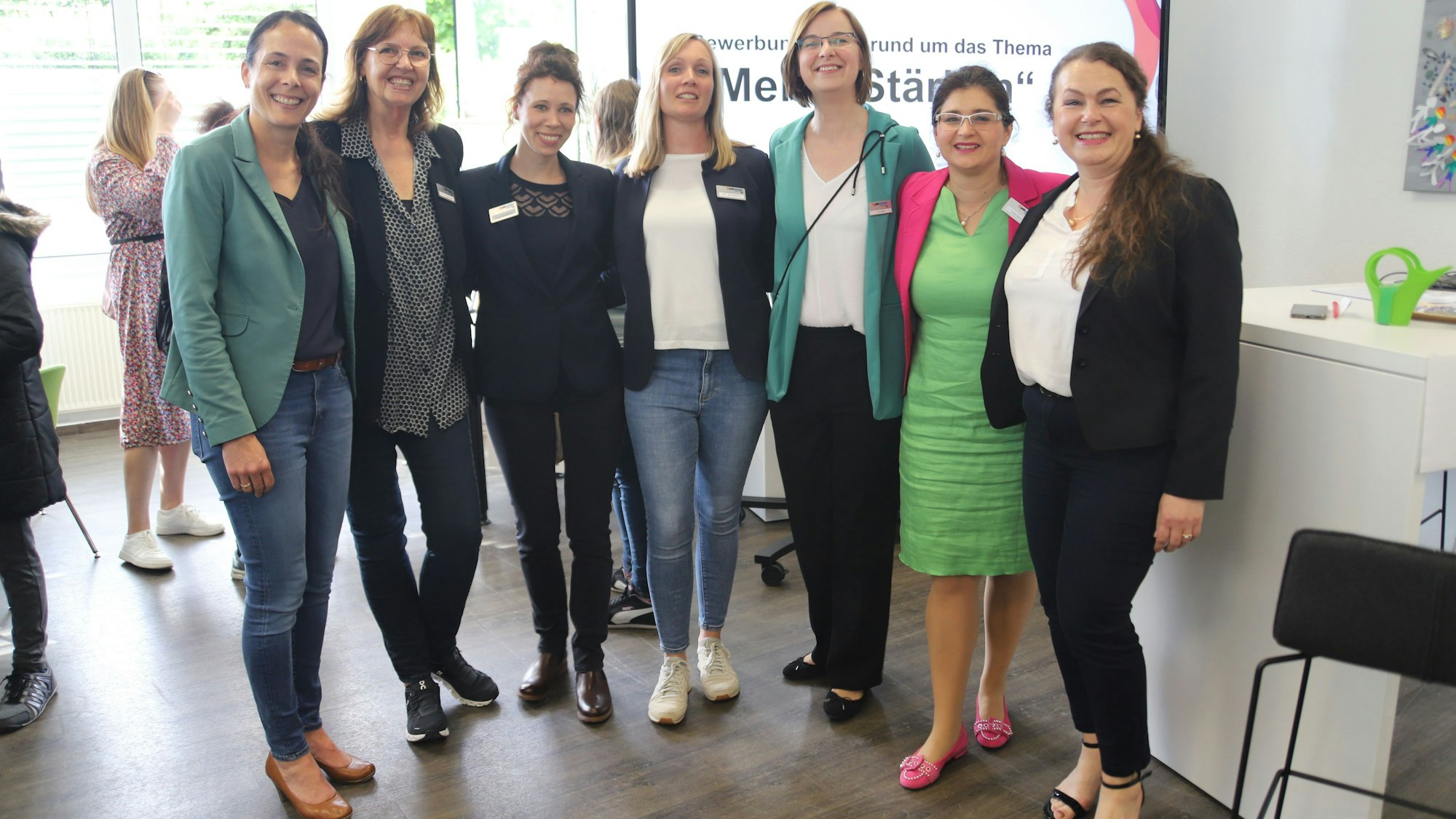 Das Organisationsteam der Messe stellte sich mit Geschäftsführerin Anja Roth (l.) zum Foto auf.