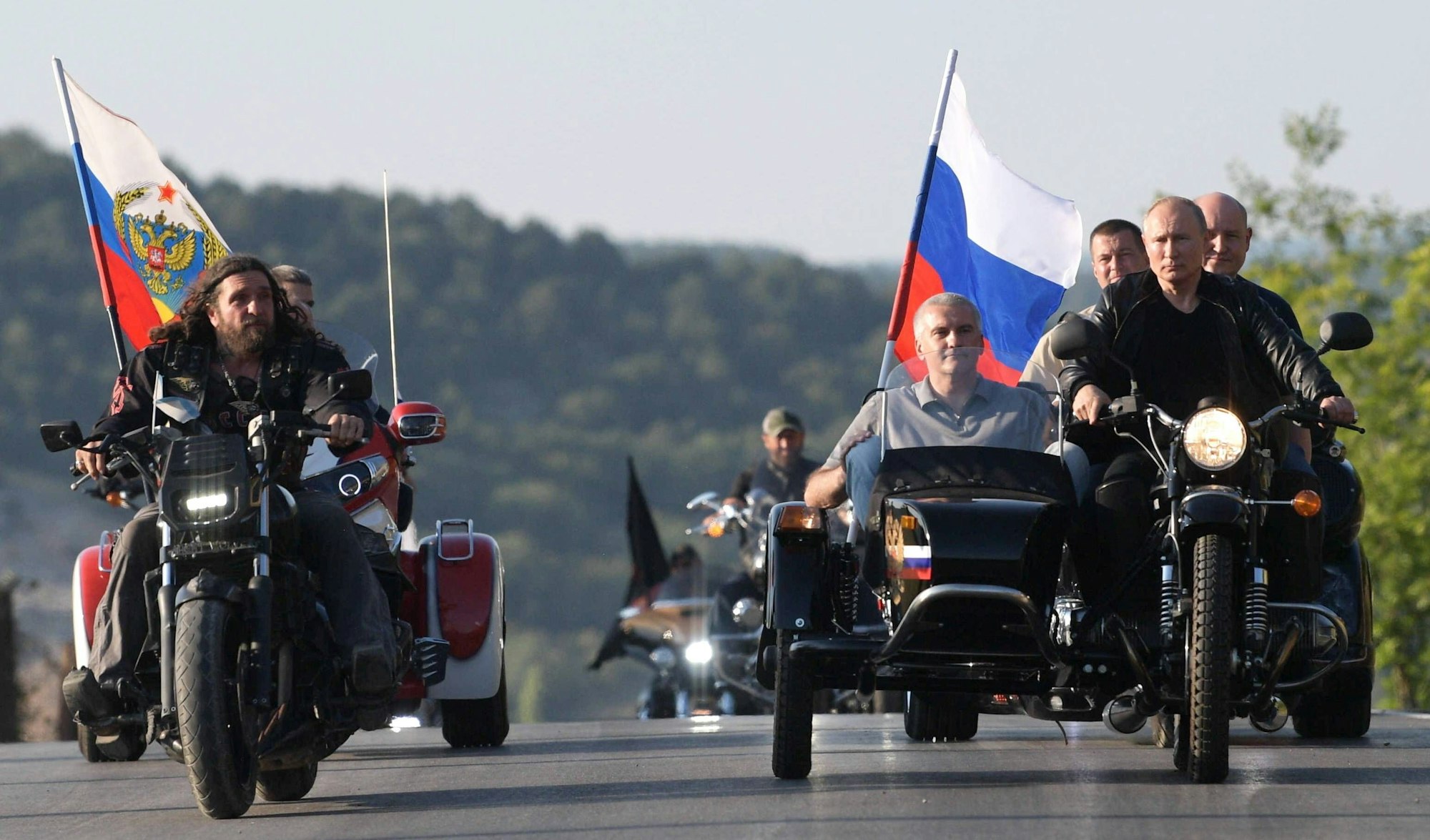 Wladimir Putin bei einer Motorradtour mit den rechtsradikalen „Nachtwölfen“. Der mutmaßliche Attentäter von Robert Fico soll Verbindungen zu einer pro-russischen Miliz im Dunstkreis des rechtsradikalen Motorradclubs gehabt haben. (Archivbild)