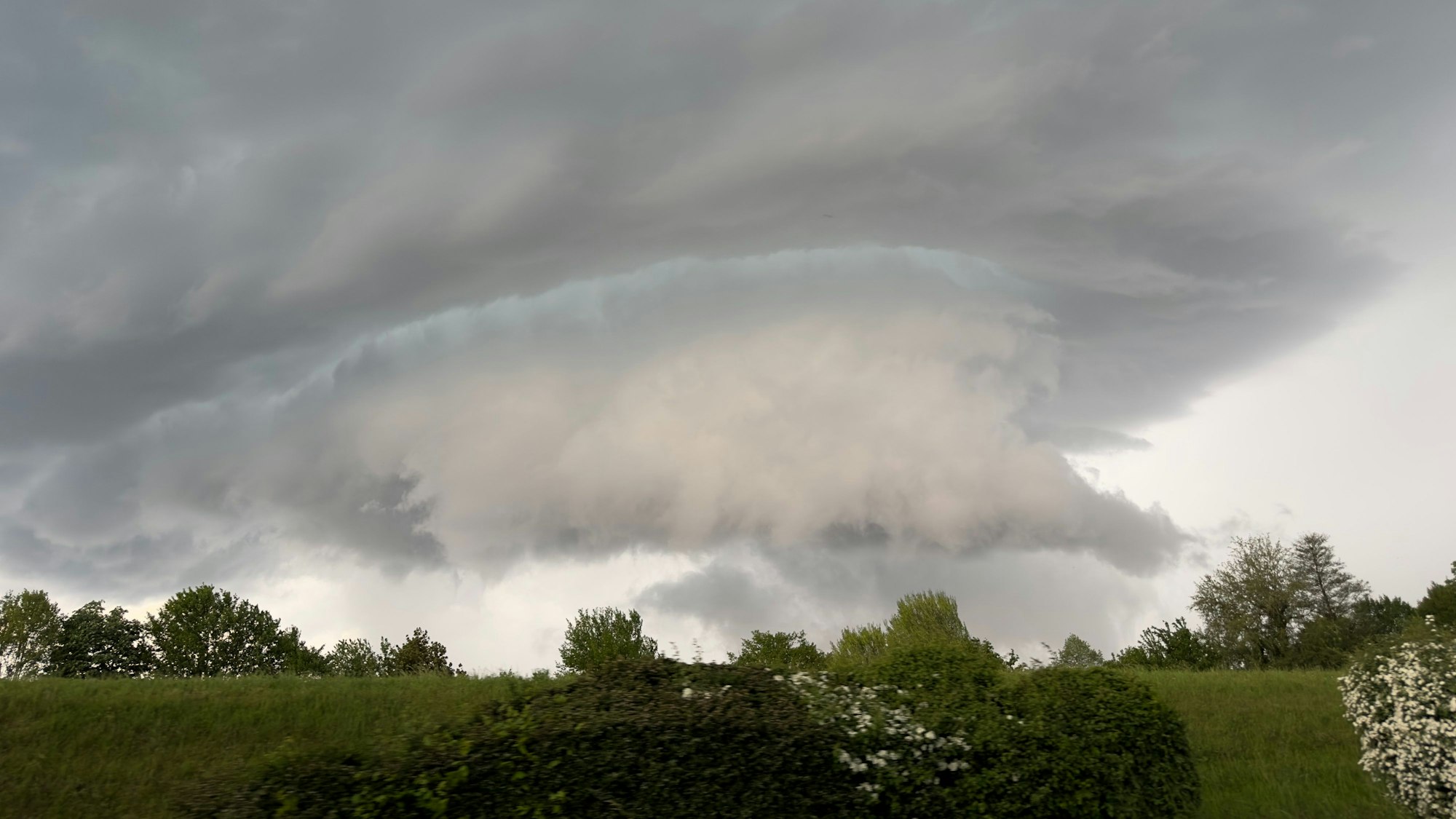 ARCHIV - 05.05.2023, Baden-Württemberg, Emmendingen: Eine Unwetterzelle baut sich über Emmendingen auf. Der Deutsche Wetterdienst warnte vor Unwettern in Teilen Baden-Württembergs. (zu dpa: «Unwetterwarnung: Gewitter mit ergiebigem Starkregen im Südwesten») Foto: Philipp von Ditfurth/dpa +++ dpa-Bildfunk +++