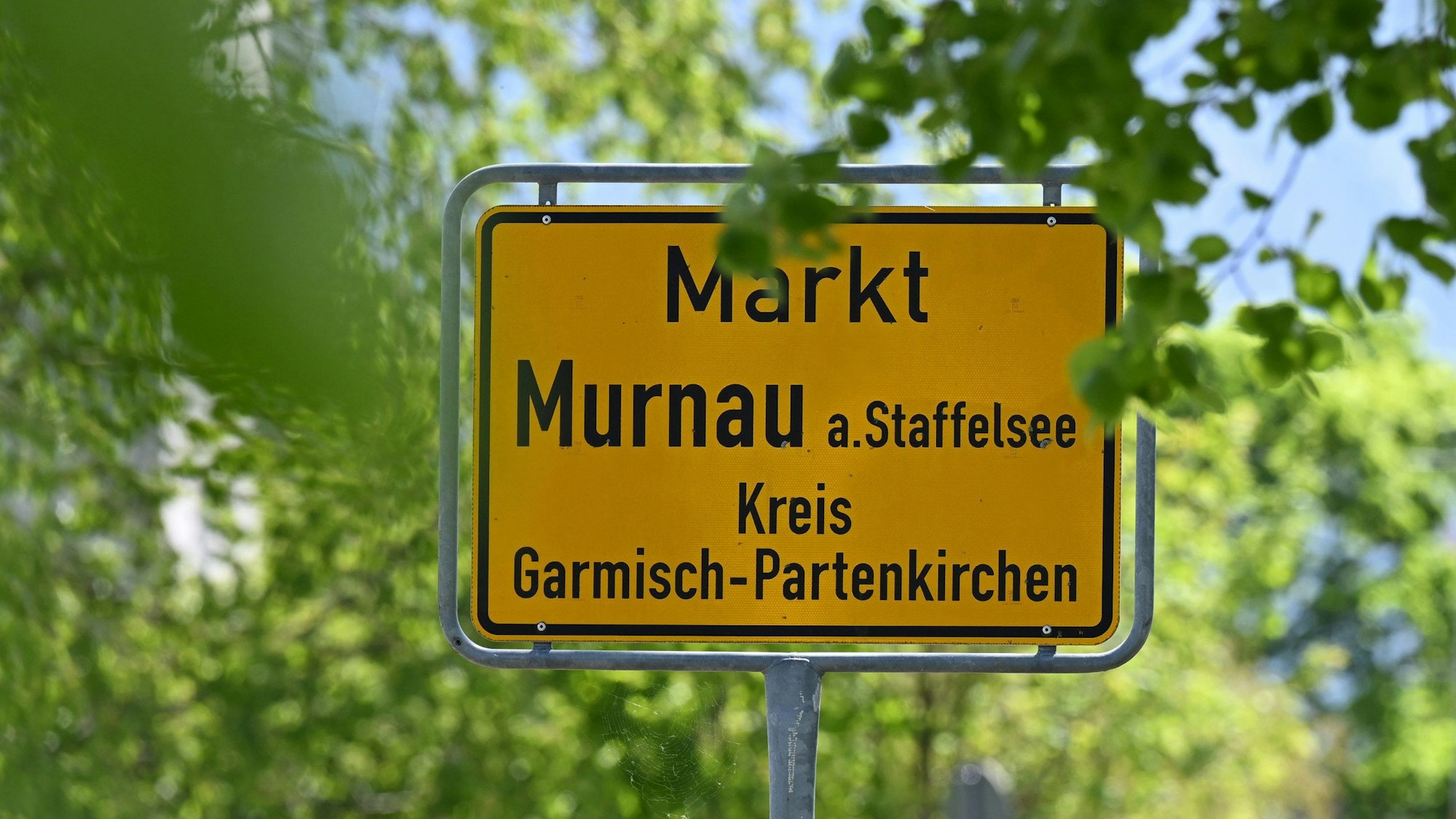 ARCHIV - 29.04.2024, NA, Murnau Am Staffelsee: Das Ortsschild von Murnau. (zu dpa: «Polizeieinsatz in Murnau - Notaufnahme abgesperrt») Foto: Angelika Warmuth/dpa +++ dpa-Bildfunk +++