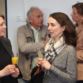 Die künftige Hausherrin Marion Tettinger (mit Halstuch) im Gespräch beim Sektempfang.