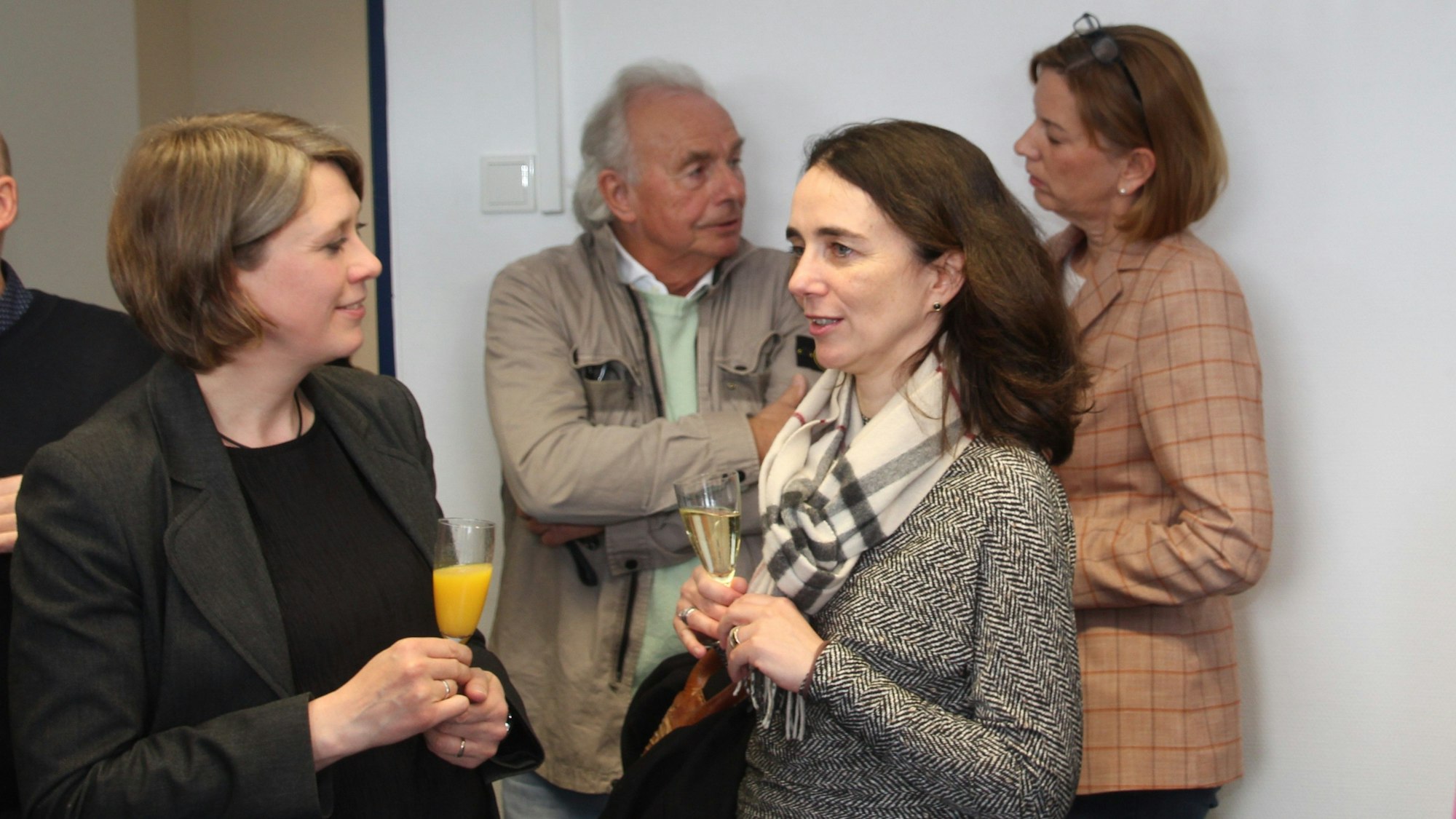 Die künftige Hausherrin Marion Tettinger (mit Halstuch) im Gespräch beim Sektempfang.