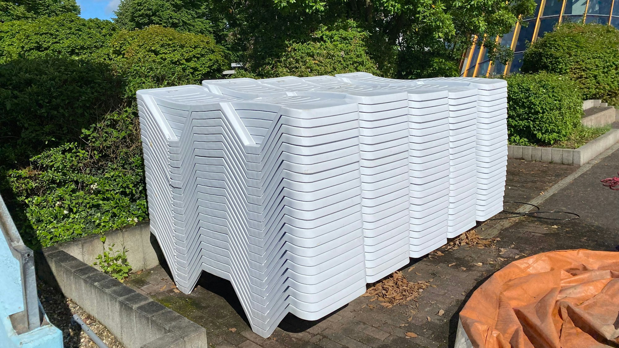 Die Liegen stehen schon bereit im Hallenfreizeitbad Bornheim.