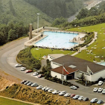Ein Luftbild zeigt das Freibad in Engelskirchen im Jahr 1967.