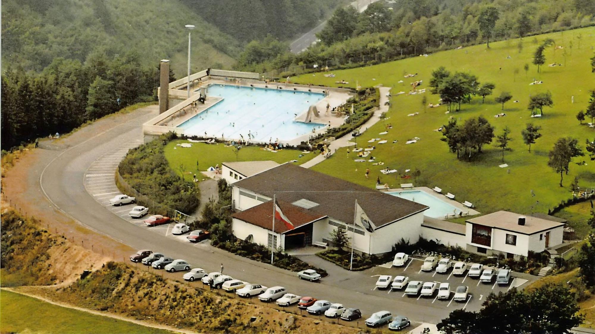 Ein Luftbild zeigt das Freibad in Engelskirchen im Jahr 1967.