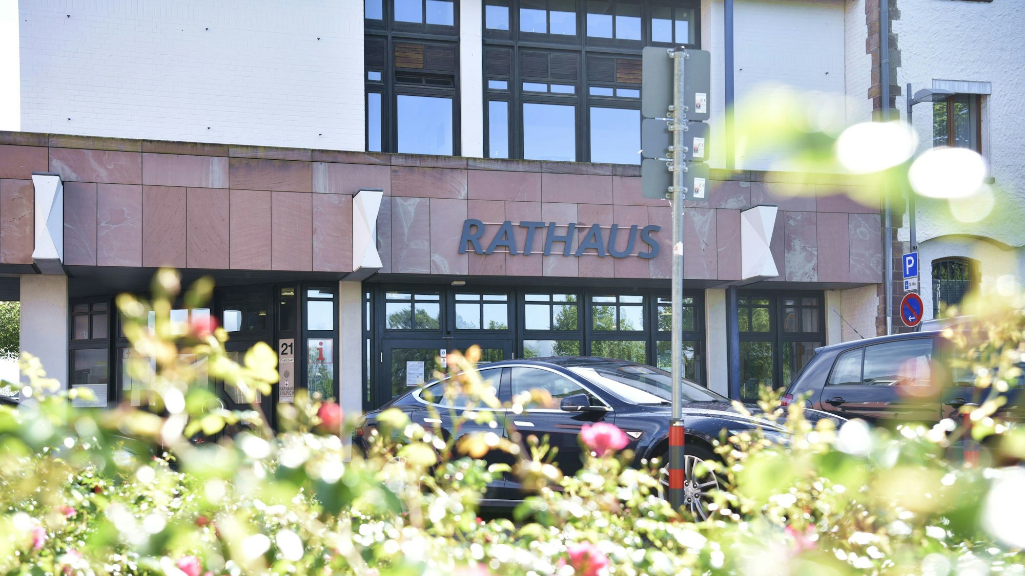 Das Rathaus in Zülpich im Frühsommer. Das Bild zeigt den Haupteingang in das Gebäude.