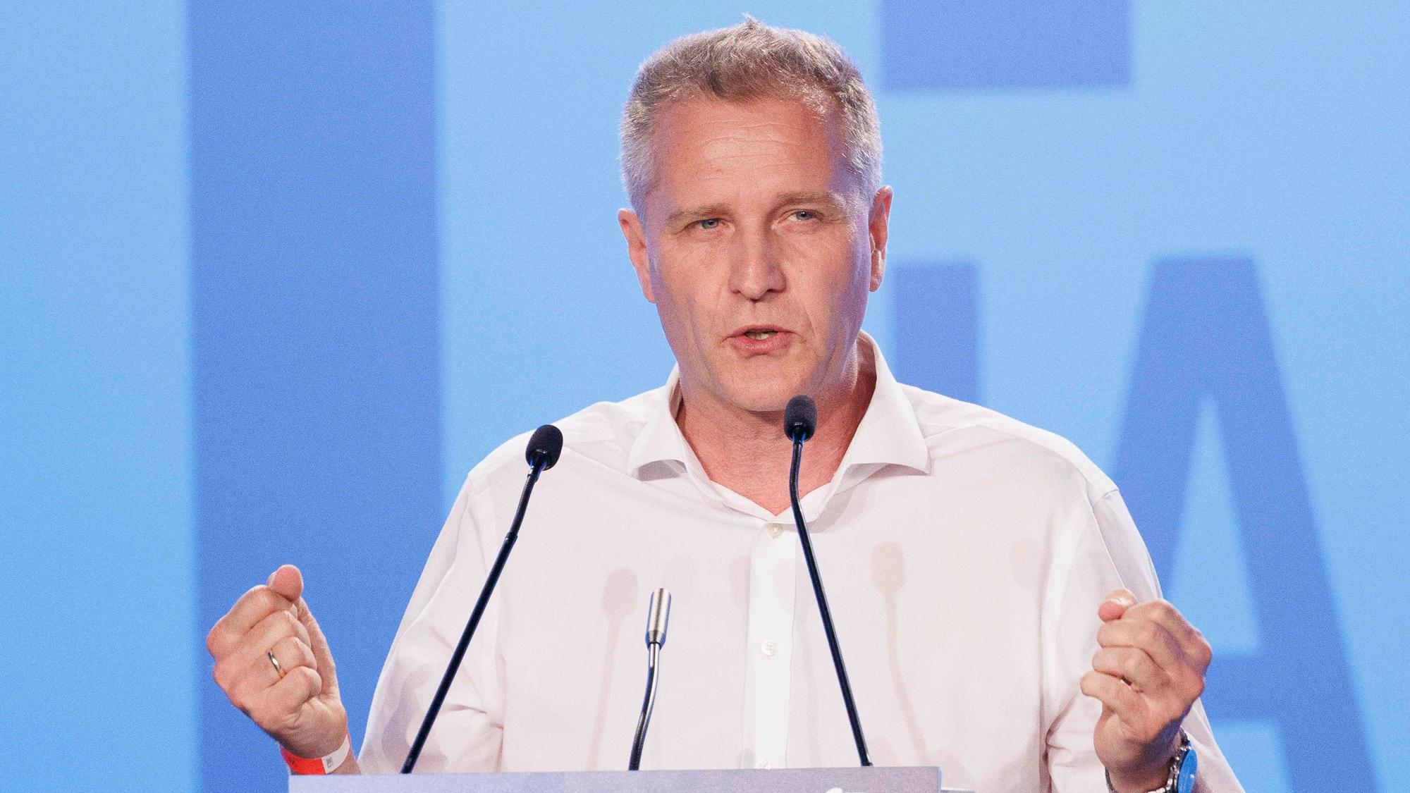 Der Bundestagsabgeordnete Petr Bystron (AfD) spricht bei der Europawahlversammlung der AfD in der Messe Magdeburg.