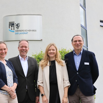 Gruppenfoto vor dem Oberbergischen Kreishaus.