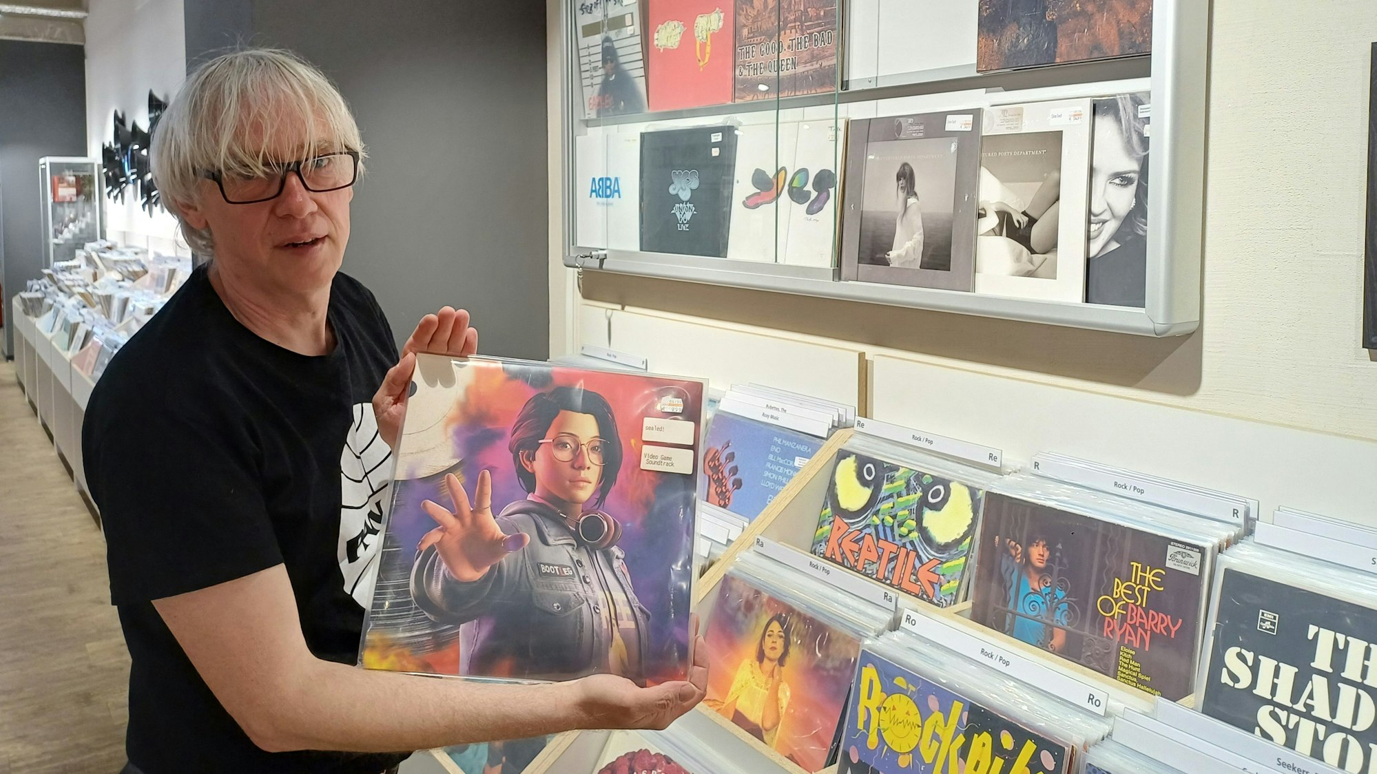 Volker Valenzano zeigt einer der Raritäten bei Andrä: Den Soundtrack zu „Life is strange“ gibt’s für knapp 300 Euro.