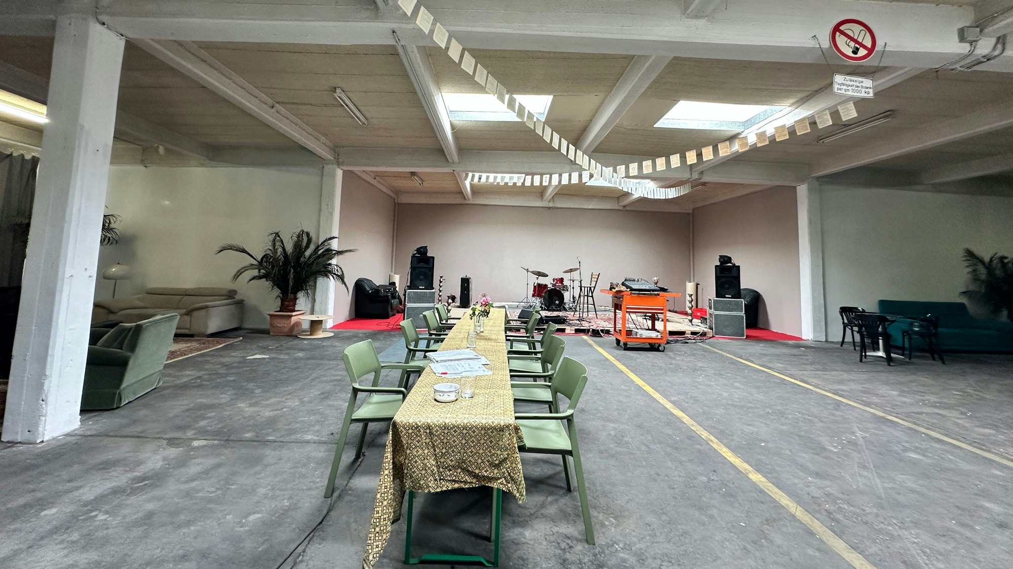 Kunst, Musik, Kultur und Kulinarisches sollen in die Halle Quattro Cultura in Rodenkirchen locken.