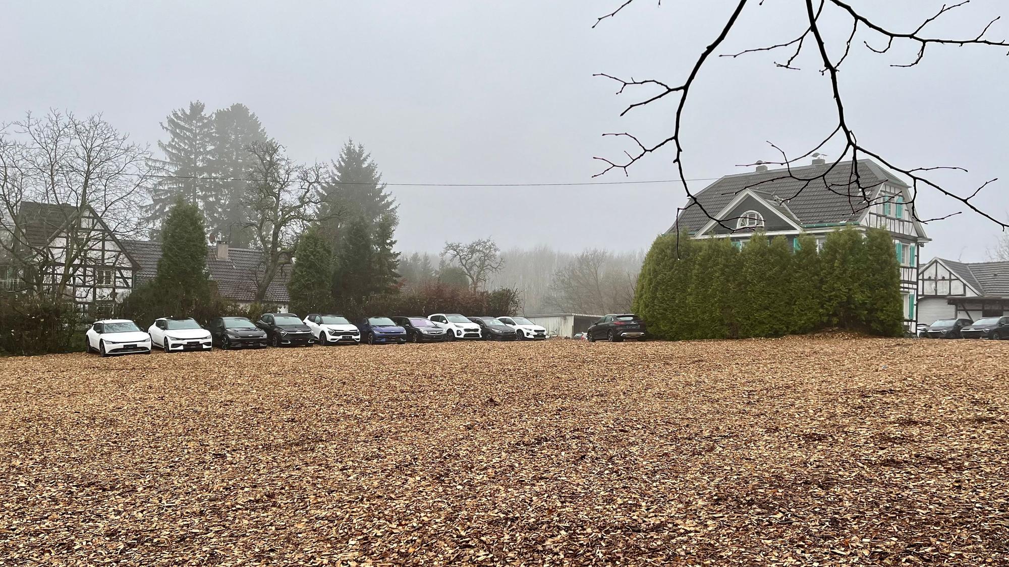 Blick auf den Gutshof Linde in Burscheid. Nebenan stehen schon Autos.