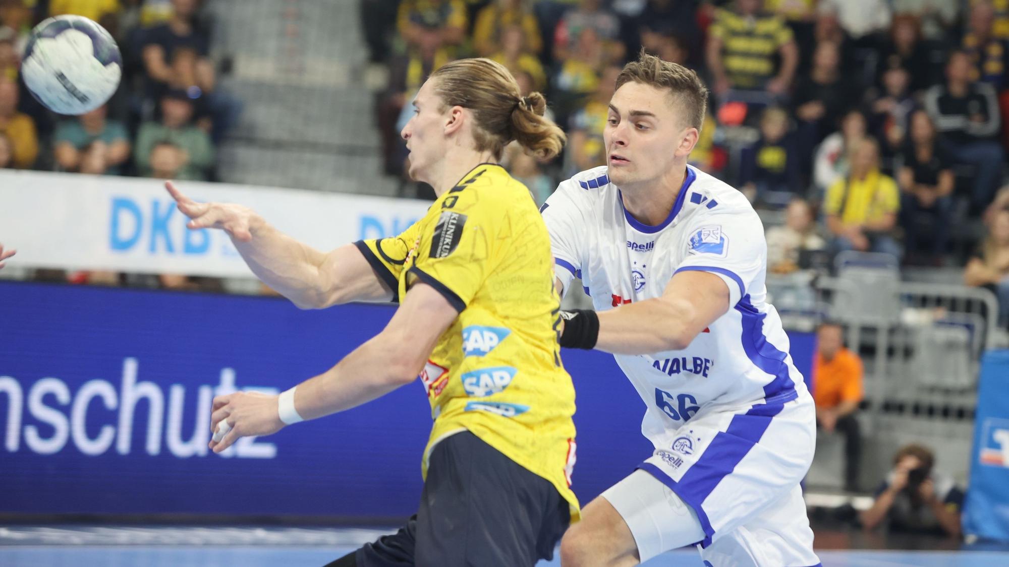 Eine Spielsituation auf einem Handballfeld zwischen Gummersbach und Mannheim.