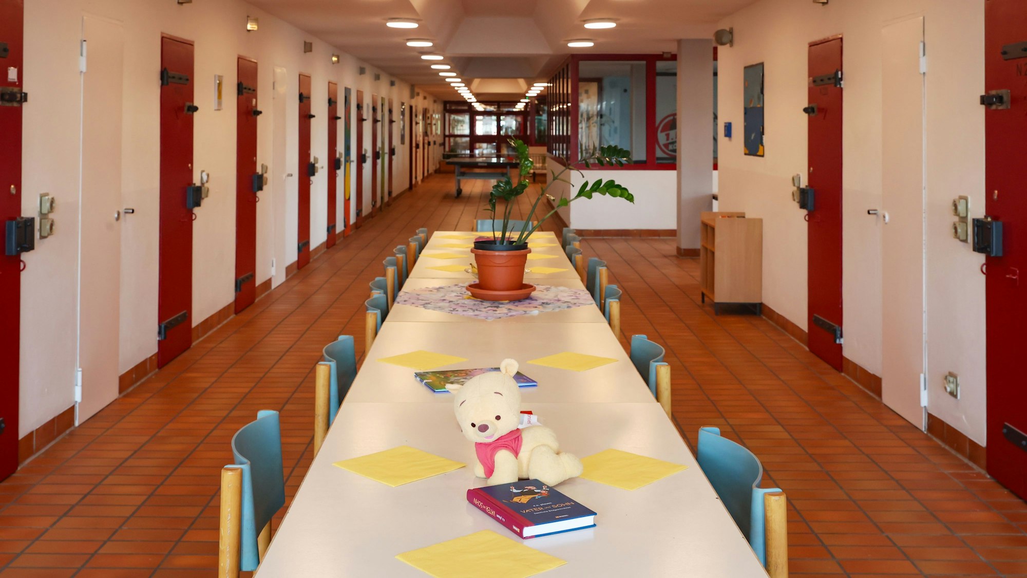 Der große Tisch im Flur der Väter-Abteilung