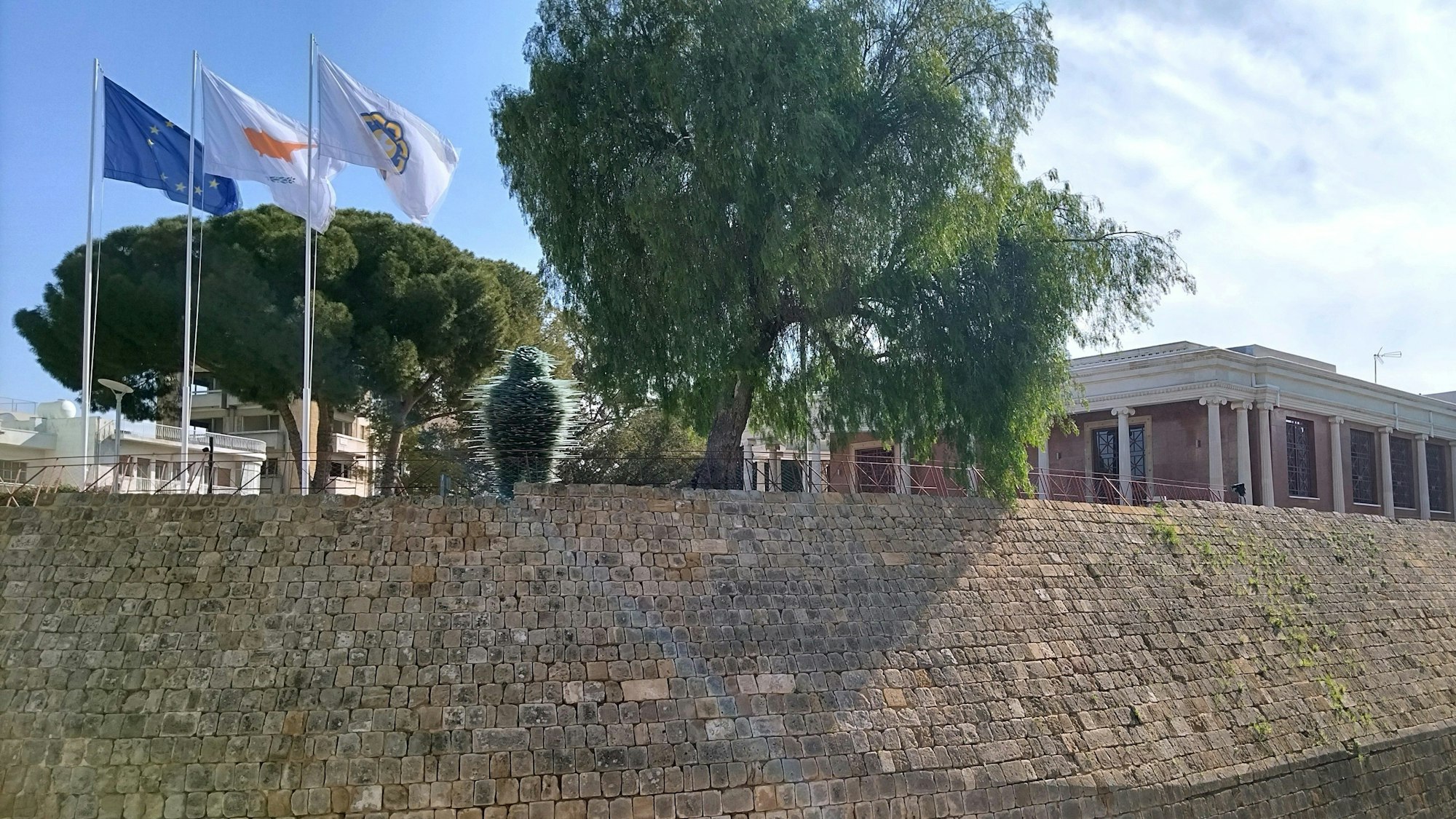 Zypern, Nikosia: Die Fahnen der EU (l-r), der Republik Zypern und der Hauptstadt Nikosia wehen am Rathaus. (Archivbild)