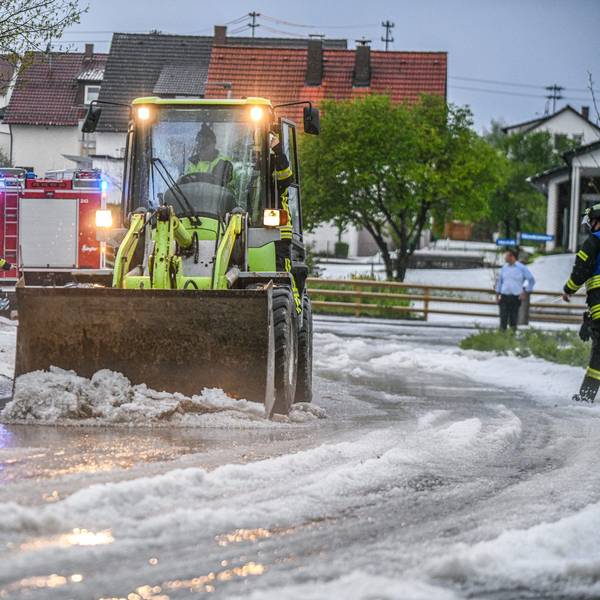 Einsatzkräfte der Feuerwehr räumen eine Straße in Baden-Württemberg. Wetterdienste warnen vor Dauerregen im Südwesten und Süden Deutschlands.