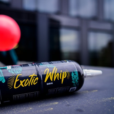 Das Bild zeigt eine Kartusche mit Lachgas