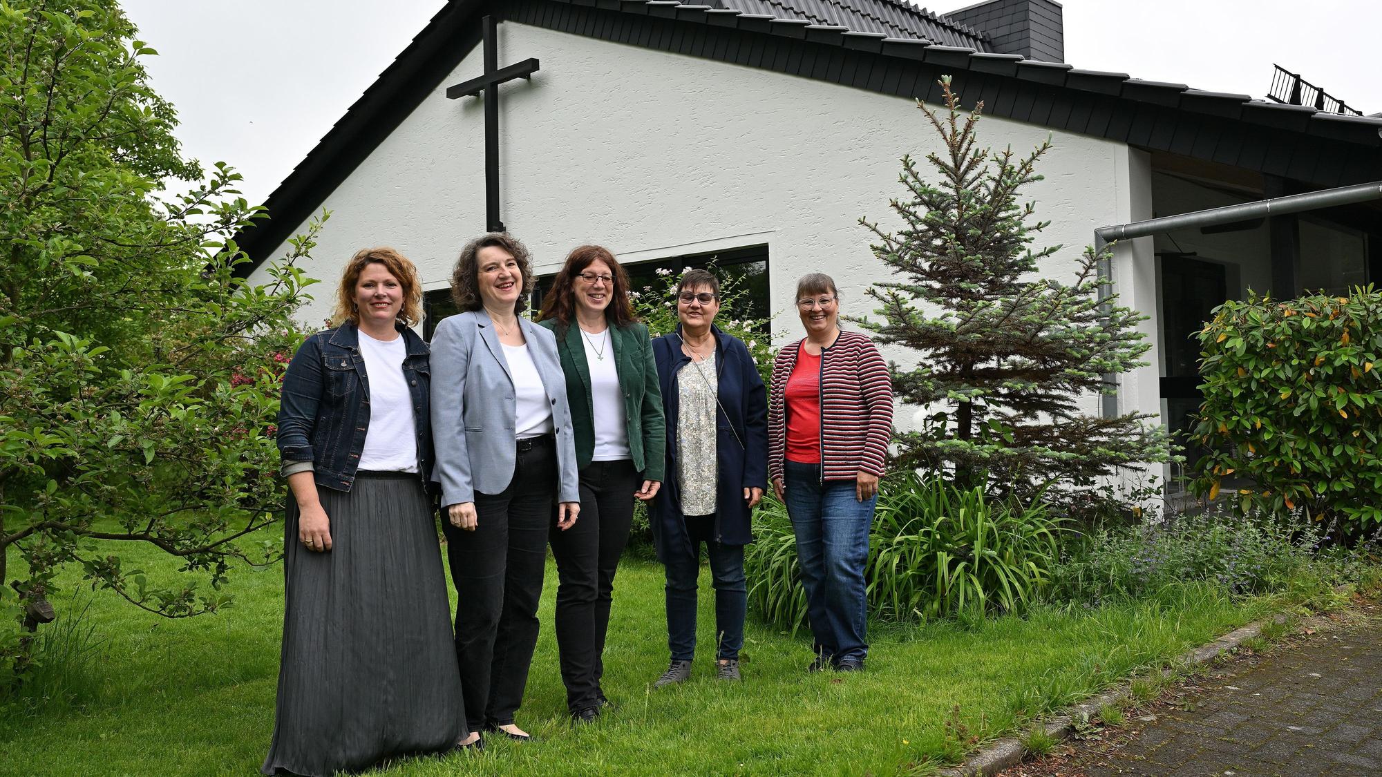 Kristina Scharnke (Gemeindebüro), Pfarrerin Birgit Dwornicki, Pfarrerin Marion Rauber, die Prädikantin Claudia Heidkamp und Presbyterin Sabine Blissenbach sehen nebeneinmander.