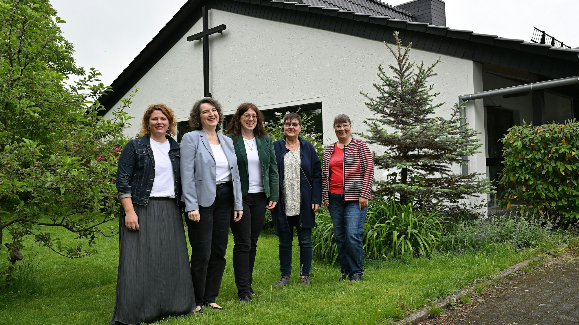 Kristina Scharnke (Gemeindebüro), Pfarrerin Birgit Dwornicki, Pfarrerin Marion Rauber, die Prädikantin Claudia Heidkamp und Presbyterin Sabine Blissenbach sehen nebeneinmander.