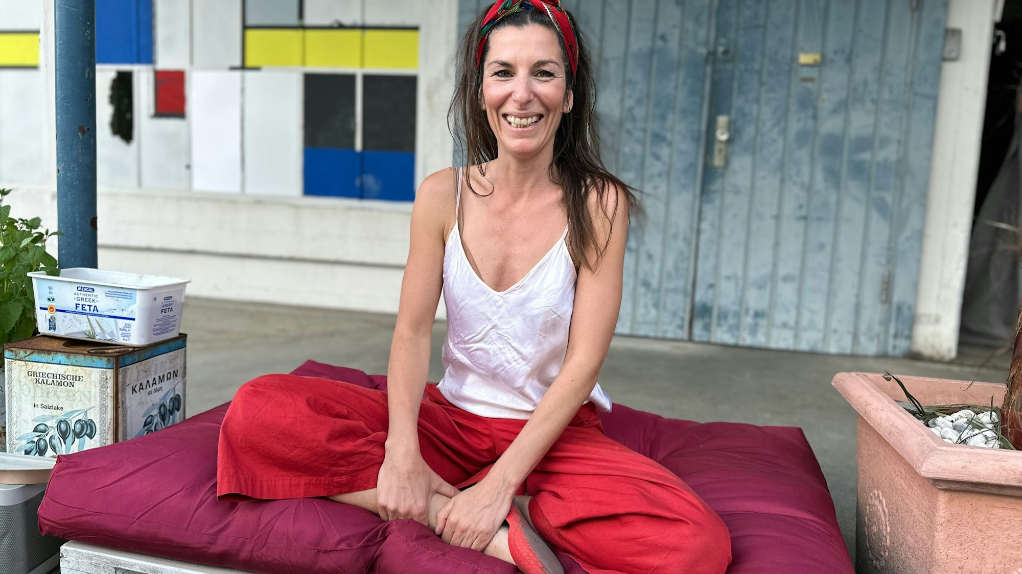 Musikerin und Sängerin Stella Tonon schafft einen Ort der kulturellen Begegnung in der alten Papierfabrik in Rodenkirchen.