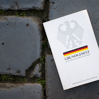 Ein Grundgesetz liegt auf dem Pflaster des Hofes der Nikolaikirche in Leipzig.