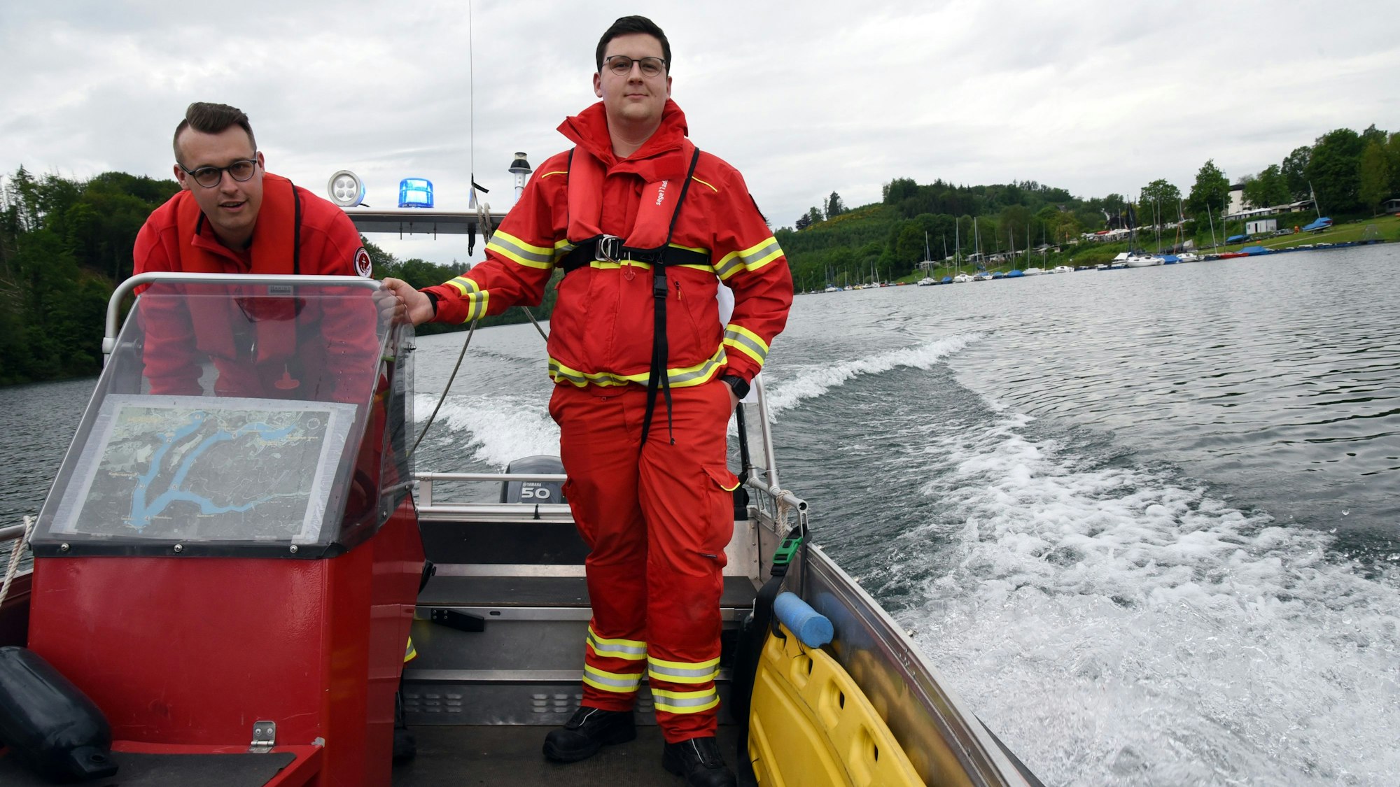 Philip Solbach und Linus Kubitzkisind mit dem Rettungsboot auf dem Aggersee unterwegs.