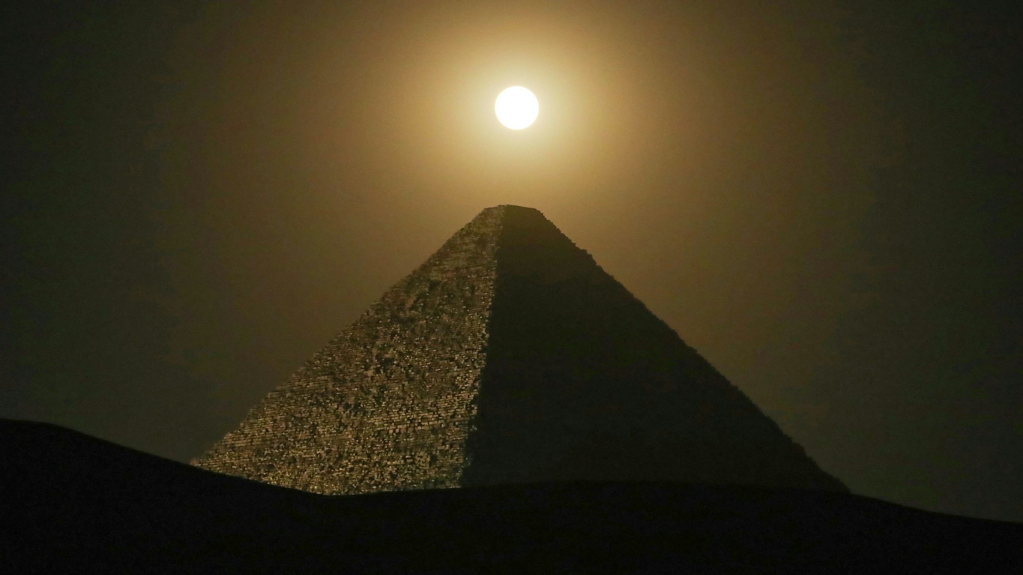Der Vollmond leuchtet über der großen Pyramide von Gizeh, der Cheops-Pyramide. Ein mittlerweile verschütteter Nil-Nebenarm könnte zum Transport der enormen Steinblöcke für die Pyramide gedient haben. (Archivbild)