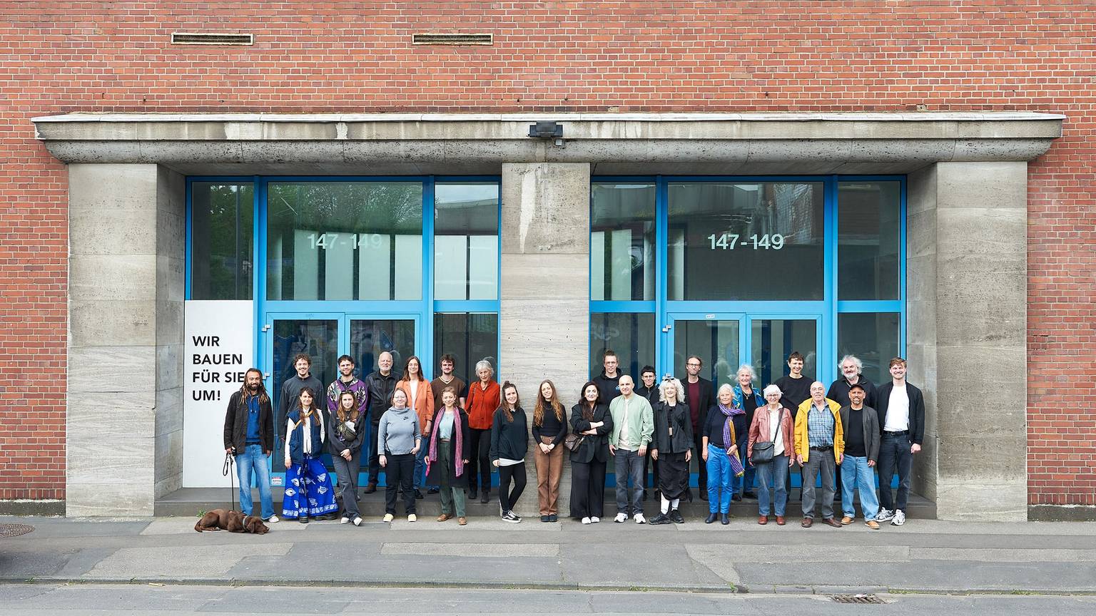 Vertreter der 16 Initiativen, die einen Teil des Geländes zwischennutzen möchten, stehen vor der alten KHD-Hauptverwaltung.