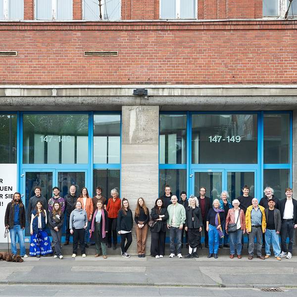 Vertreter der 16 Initiativen, die einen Teil des Geländes zwischennutzen möchten, stehen vor der alten KHD-Hauptverwaltung.