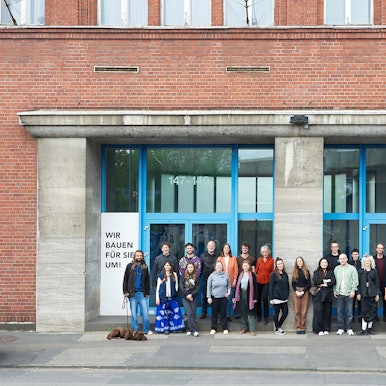 Vertreter der 16 Initiativen, die einen Teil des Geländes zwischennutzen möchten, stehen vor der alten KHD-Hauptverwaltung.