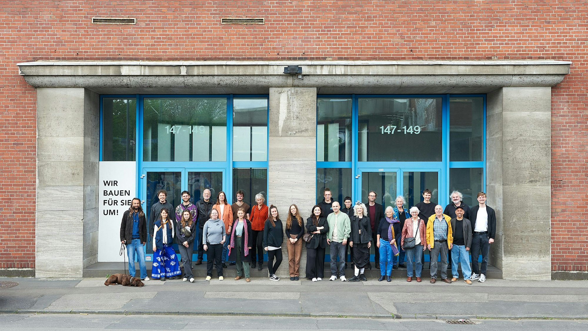 Mitglieder des Initiativkreises Otto-Langen-Quartier
stehen vor der ehemaligen KHD-Verwaltung in Köln-Mülheim.