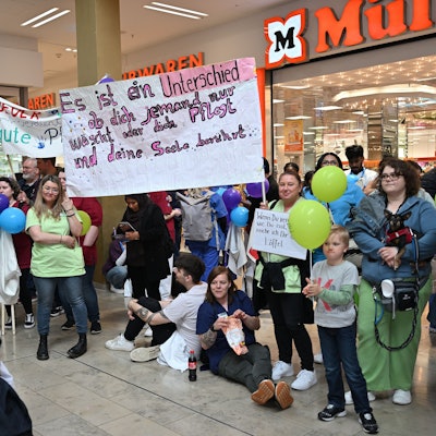 In der RheinBerg Galerie demobstrieren Pflegekräfte.