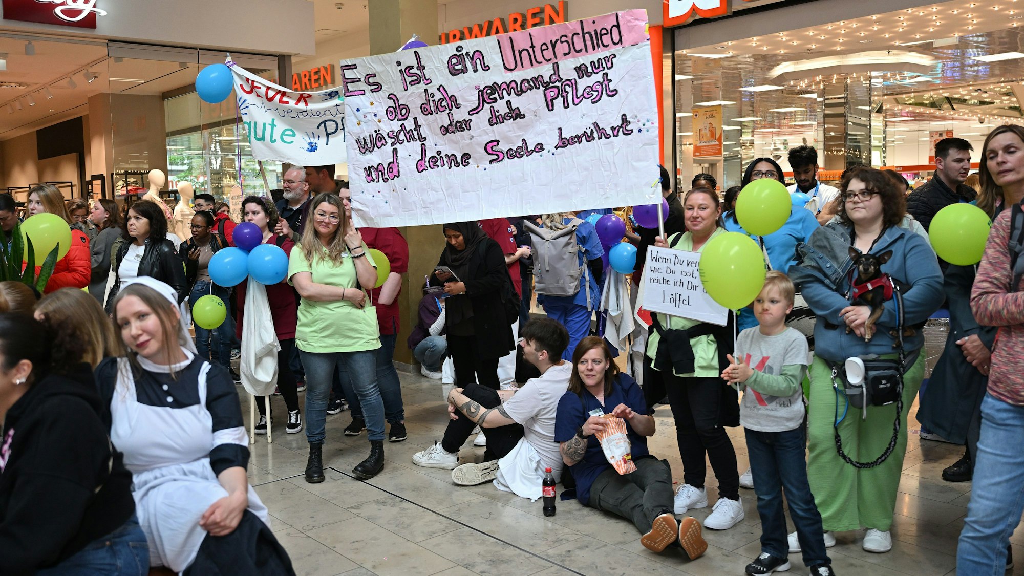 In der RheinBerg Galerie demobstrieren Pflegekräfte.