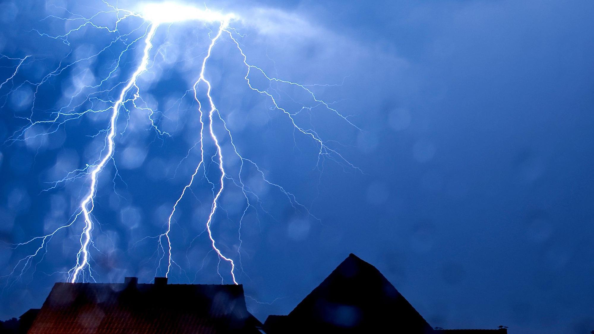 Ein Blitz schlägt in Gesecke (NRW) ein. (Symbolbild)