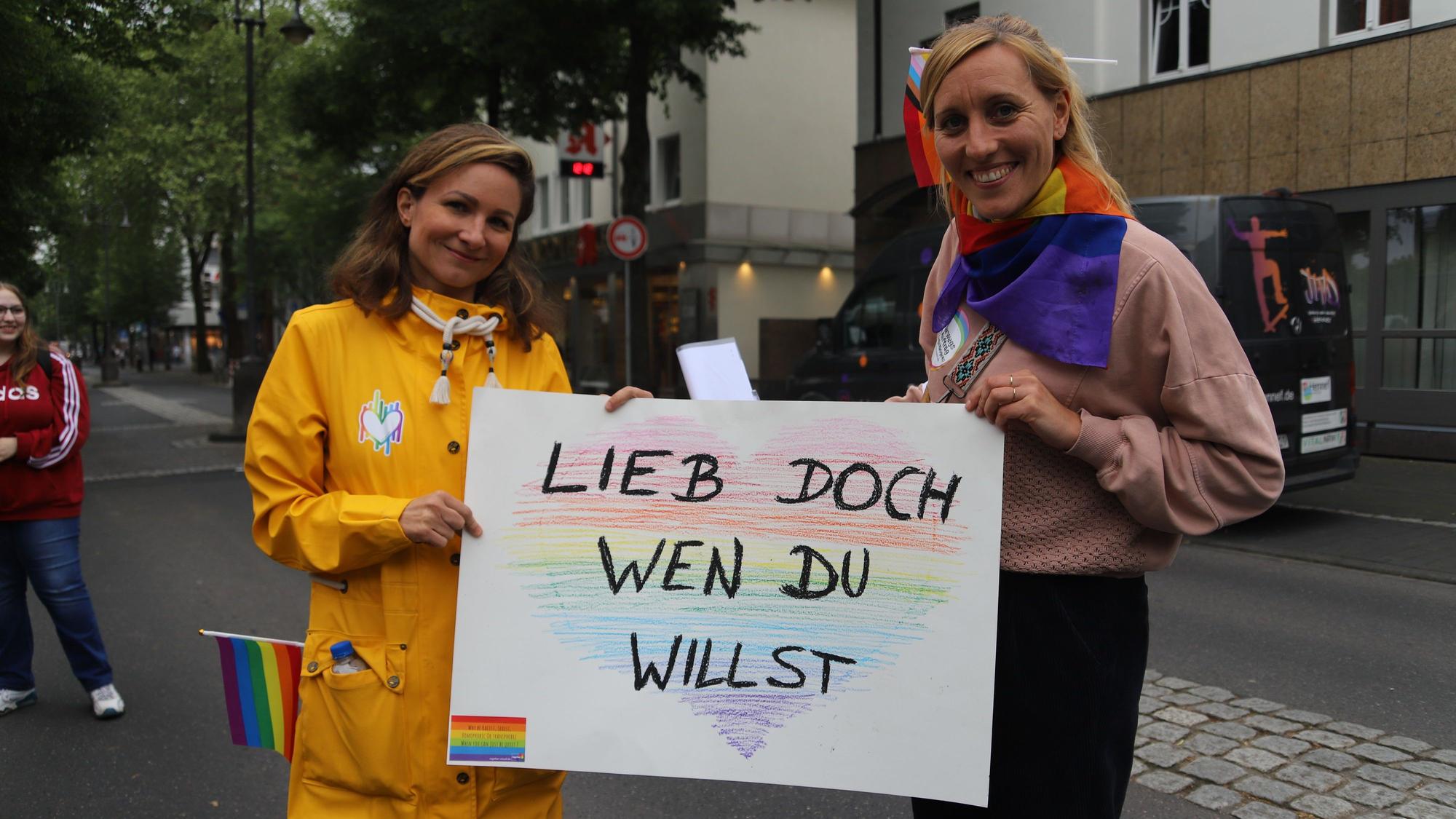 Das Plakat „Lieb doch, wen Du willst“ hielten zwei Lehrerinnen hoch.