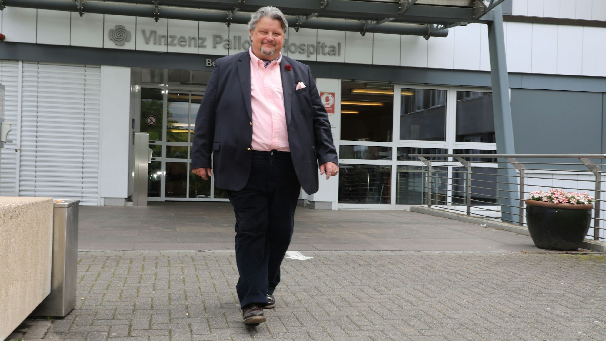 Thomas Cüpper geht vom Eingang des Bensberger Vinzenz-Pallotti-Hospital in Richtung Parkplatz.