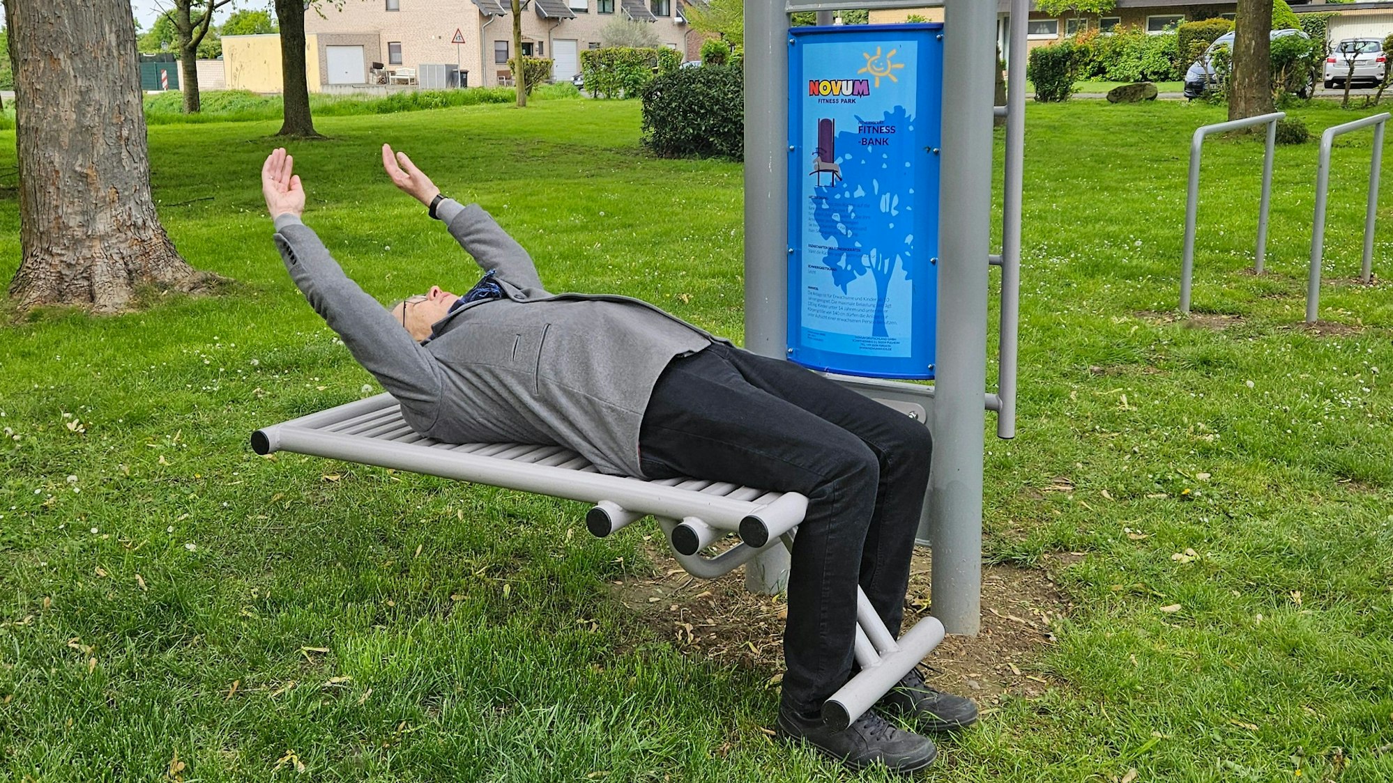 Auf dem Bild ist ein älterer Mann zu sehen, der das Fitnessgerät ausprobiert.