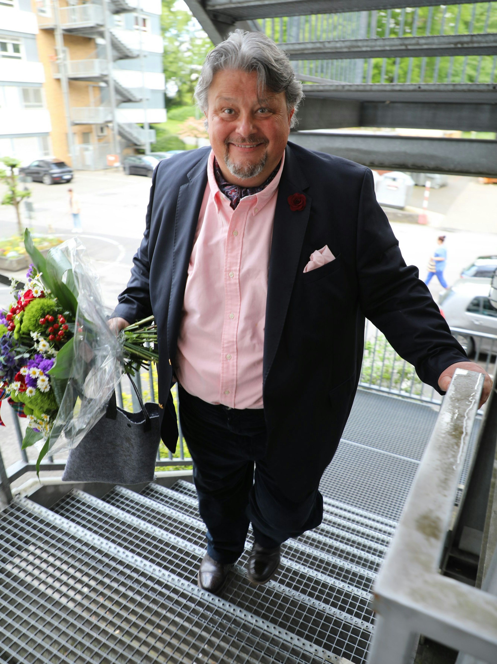 Klimpermännche Thomas Cüpper steigt eine Treppe hinauf.