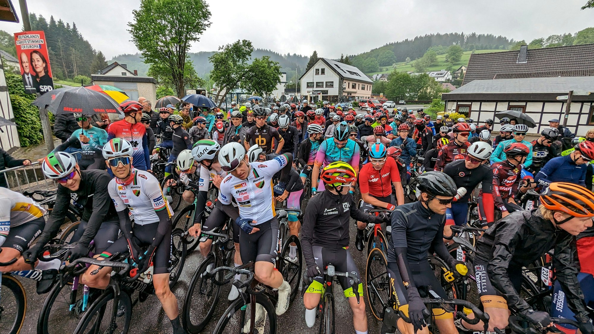 Das Peloton des Radklassikers Triptyque Ardennais vor dem Start in Hellenthal.