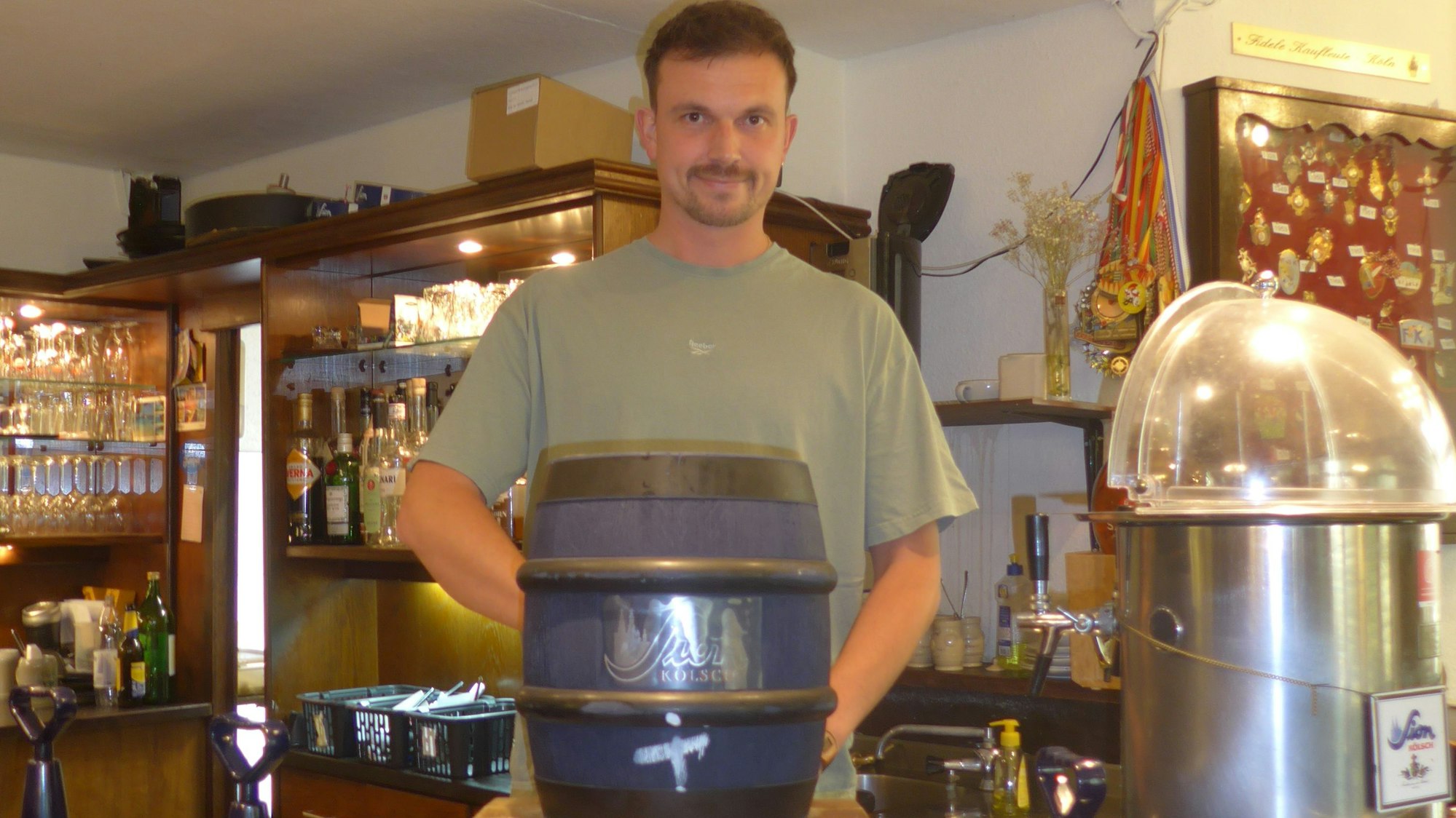 Bastian Oehler steht im Deutzer Traditionslokal Haus Zeyen am Zapfhahn.